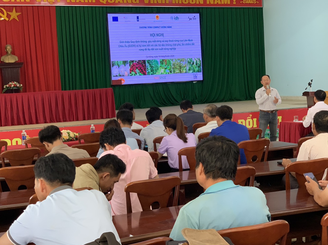 Hnh 2. Đại diện Tổ chức IDH giới thiệu Quy định của Liên Minh Châu Âu (EUDR)